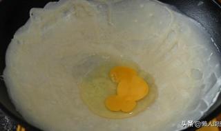 农村酒席上蛋糕一样的蛋饼怎么做的大概3厘米厚,切的一块块放到炖的汤里的 鸡蛋摊饼的做法